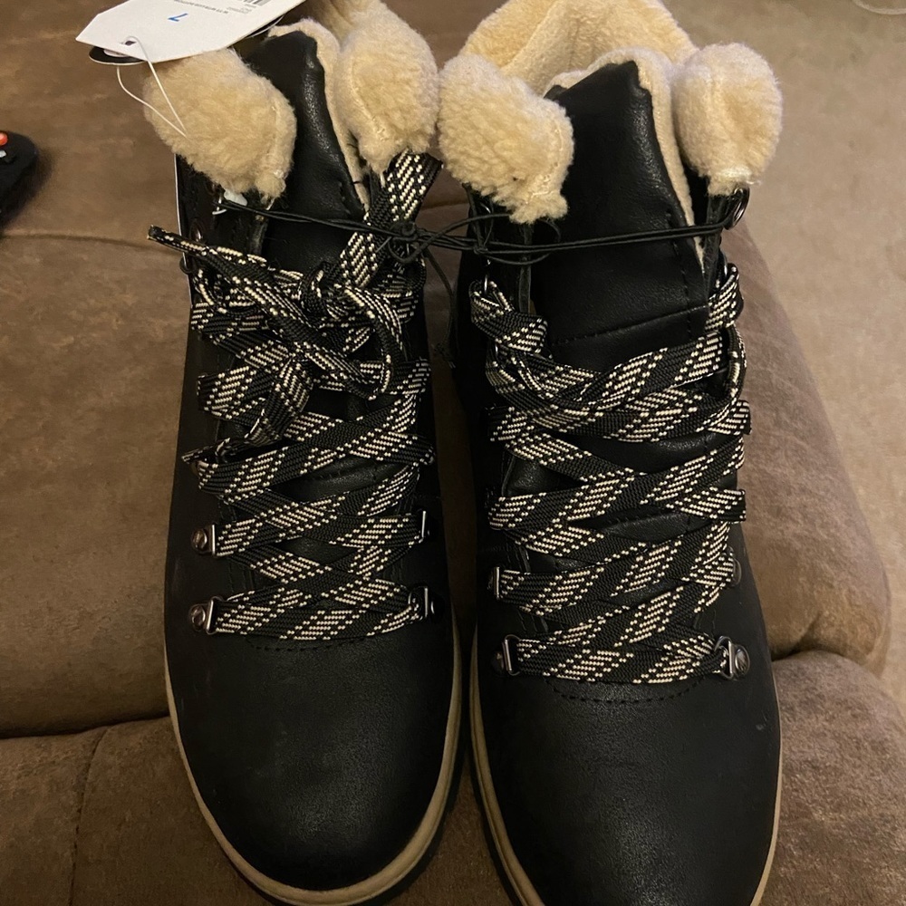 Time & Tru Women’s Lug Bottom Boot With A Tpr Out… - image 3